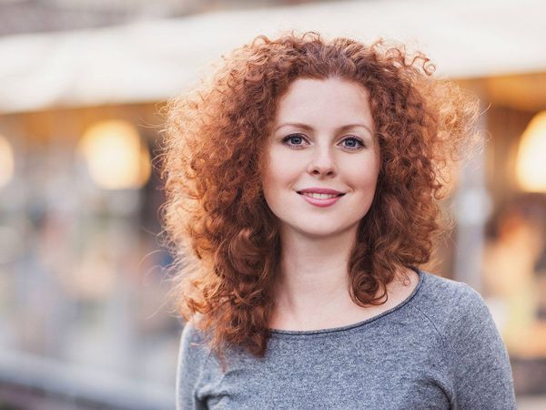 Halblange Frisuren fr ein rundes Gesicht mit Locken 5
